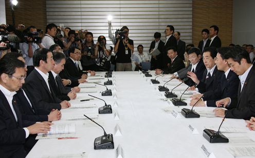 原子力災害対策本部であいさつする菅総理2