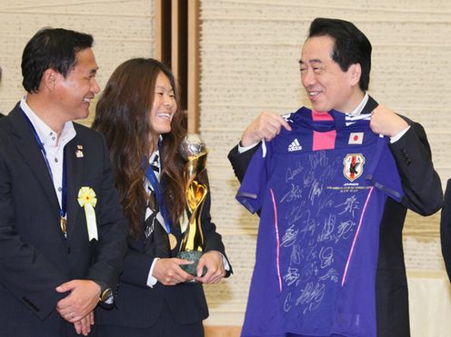 2011FIFA女子ワールドカップドイツ大会・日本代表の表敬を受ける菅総理2