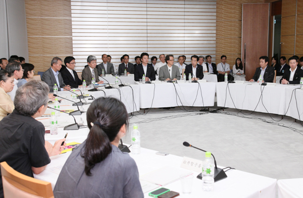 「新しい公共」推進会議であいさつする菅総理2