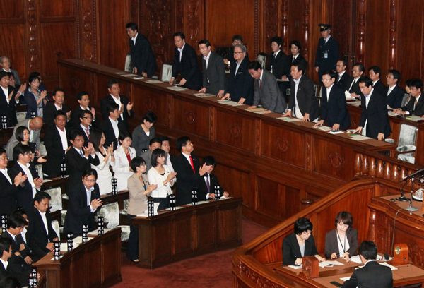 衆議院本会議で平成23年度補正予算(第2号)の可決を受けて一礼する菅総理1