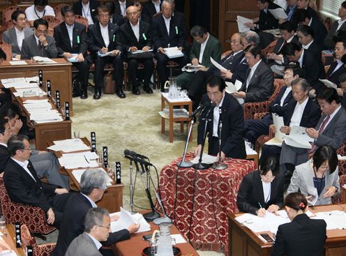 衆議院予算委員会で答弁する菅総理1