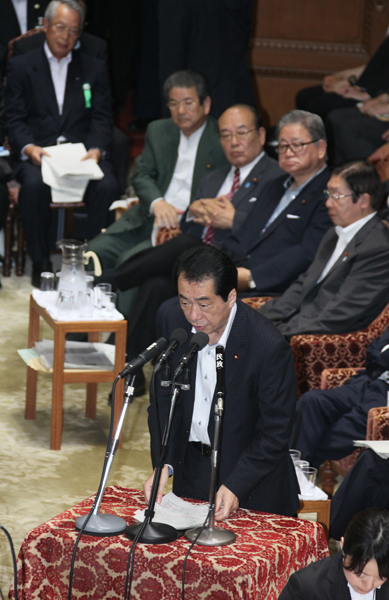 衆議院予算委員会で答弁する菅総理2