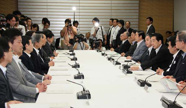 復興対策本部であいさつする菅総理1