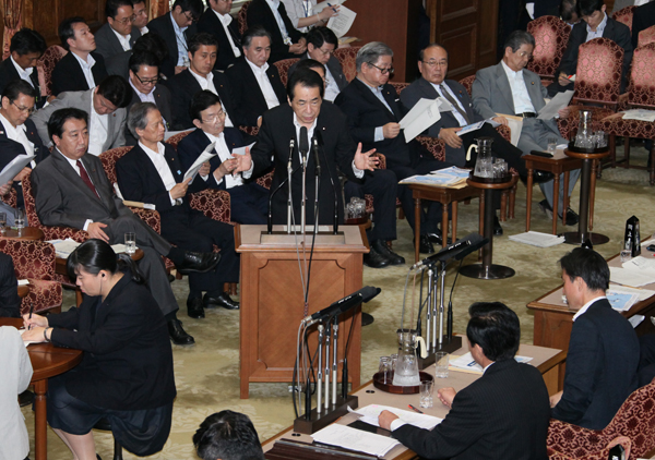 参議院予算委員会で答弁する菅総理1