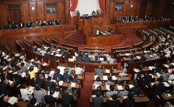 参議院本会議で平成23年度補正予算(第2号)の可決を受けて一礼する菅総理1