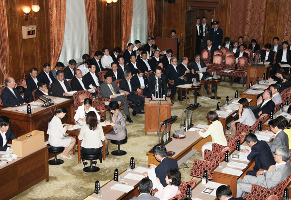 参議院予算委員会で答弁する菅総理1