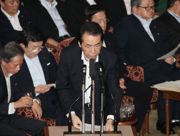 参議院予算委員会で答弁する菅総理2