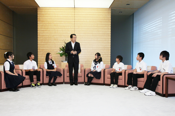 北方少年の表敬を受ける菅総理1