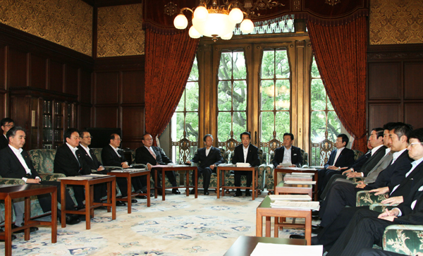 犯罪対策閣僚会議であいさつする菅総理の写真１