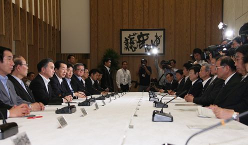 東日本大震災復興対策本部であいさつする菅総理2