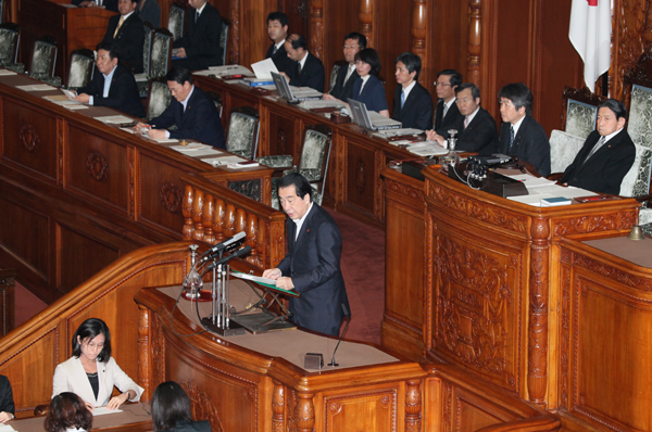 参議院本会議で答弁する菅総理1