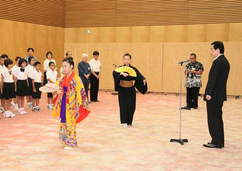 沖縄豆記者団等の表敬を受ける菅総理2