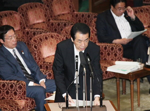 参議院東日本大震災復興特別委員会で答弁する菅総理1