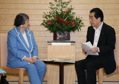 「災害・復興と男女共同参画」6・11シンポジウム実行委員会と面談する菅総理1