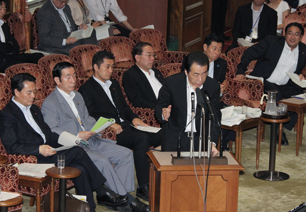 参議院東日本大震災復興特別委員会で答弁する菅総理1