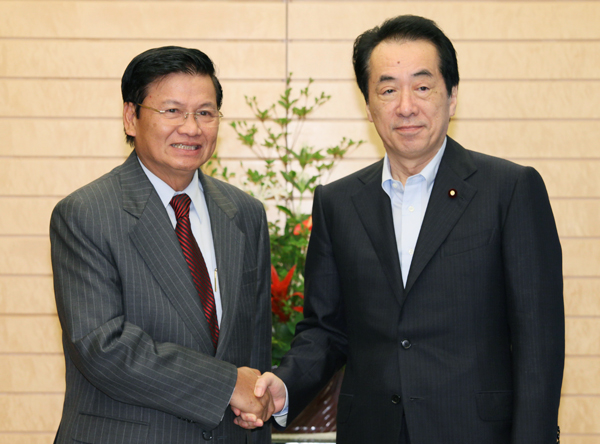 トンルン・ラオス副首相兼外務大臣の表敬を受ける菅総理1