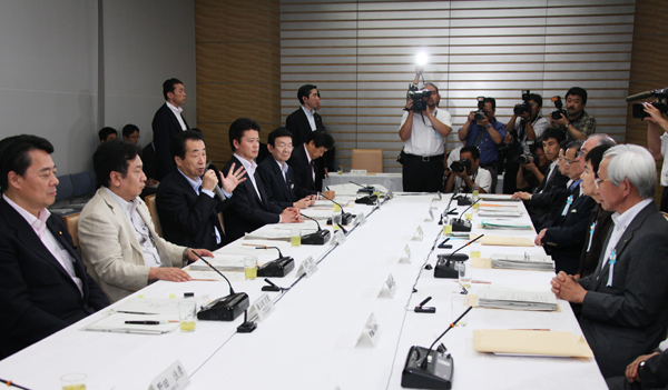 新成長戦略実現会議であいさつする菅総理2