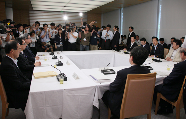 経済情勢に関する検討会合であいさつする菅総理２