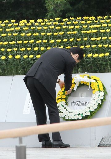 広島市原爆死没者慰霊式並びに平和祈念式で献花する菅総理