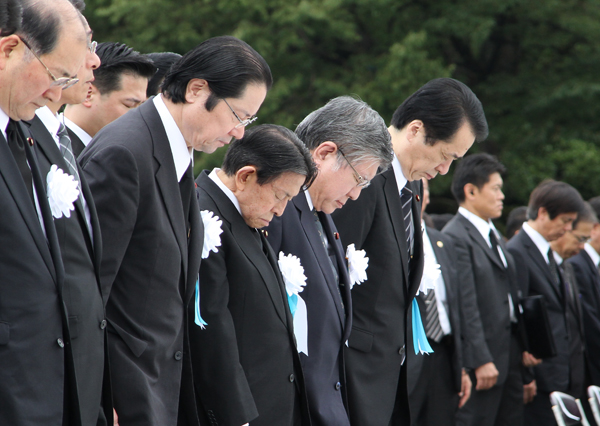 広島市原爆死没者慰霊式並びに平和祈念式で黙とうする菅総理
