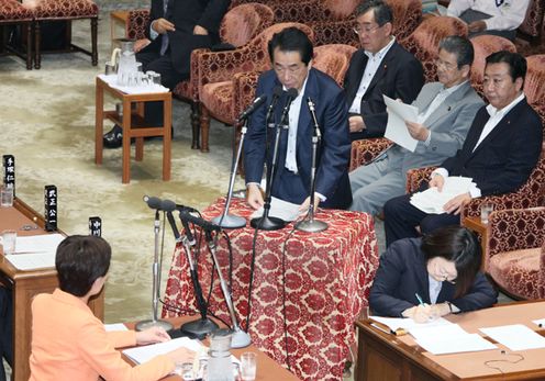 衆議院予算委員会で答弁する菅総理１