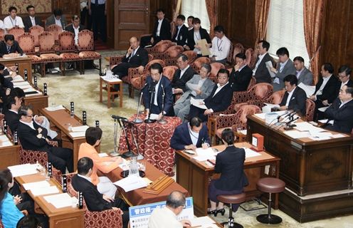 衆議院予算委員会で答弁する菅総理２