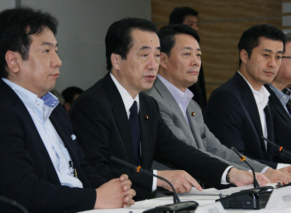 原子力災害対策本部であいさつする菅総理1