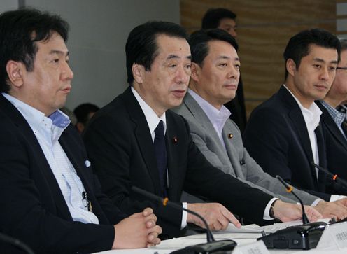 原子力災害対策本部であいさつする菅総理1