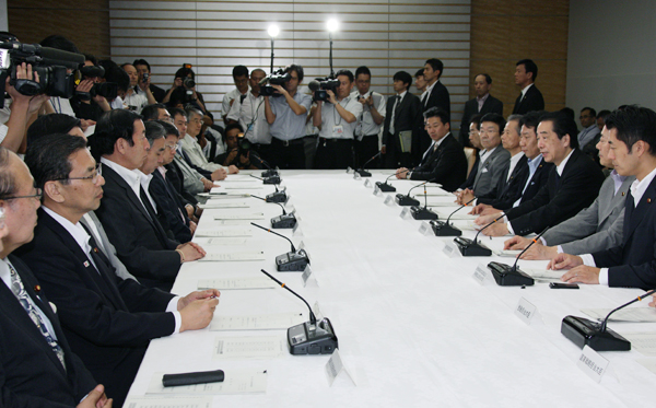 原子力災害対策本部であいさつする菅総理2