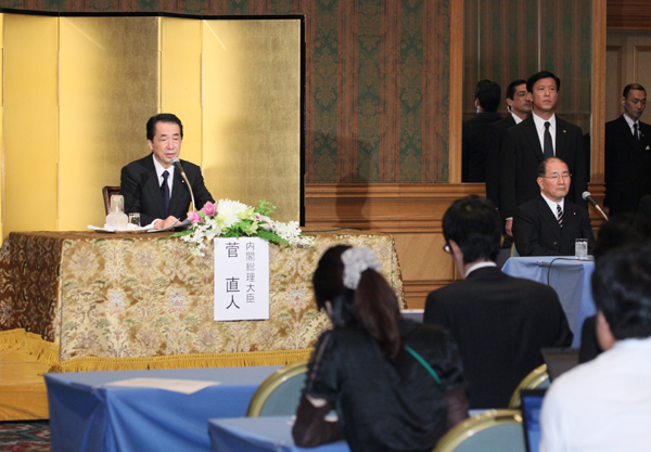 記者会見に臨む菅総理