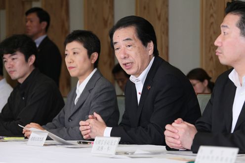 「一人ひとりを包摂する社会」特命チーム会合であいさつする菅総理1