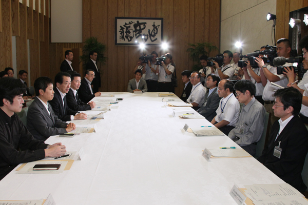 「一人ひとりを包摂する社会」特命チーム会合であいさつする菅総理2