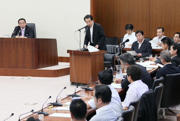 衆議院財務金融委員会で答弁する菅総理1