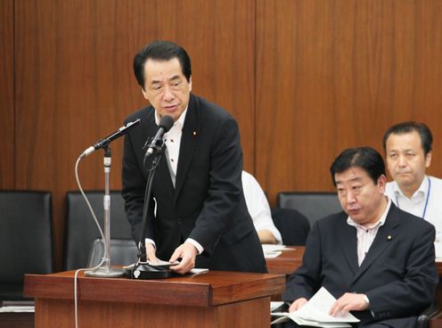 衆議院財務金融委員会で答弁する菅総理２