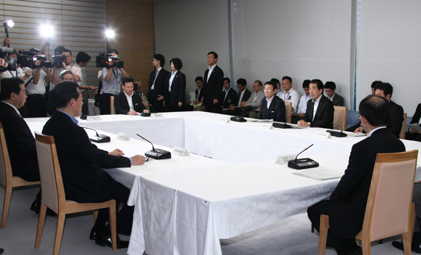 経済情勢に関する検討会合であいさつをする菅総理１