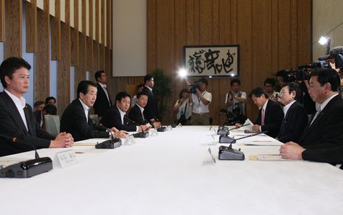 予算編成に関する閣僚委員会であいさつをする菅総理2