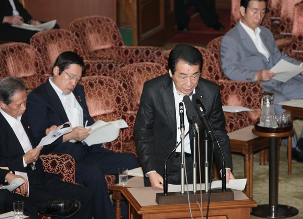 参議院予算委員会で答弁する菅総理1