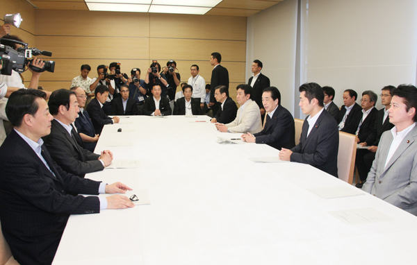 原子力安全規制に関する組織の見直しについての関係閣僚会合であいさつをする菅総理2