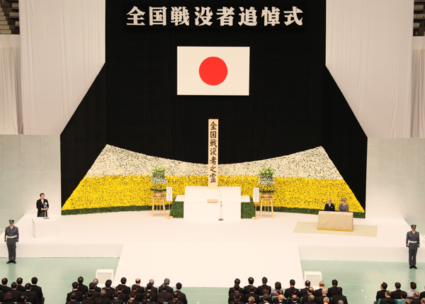 全国戦没者追悼式で式辞を述べる菅総理１