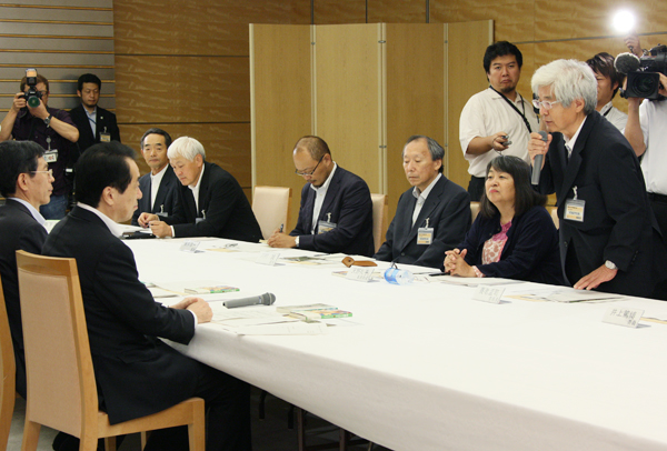 意見交換であいさつをする菅総理2