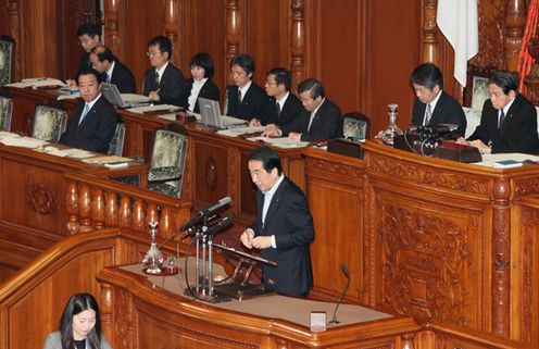参議院本会議で答弁する菅総理１