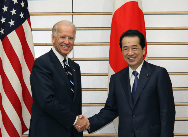 アメリカ合衆国のバイデン副大統領と握手する菅総理