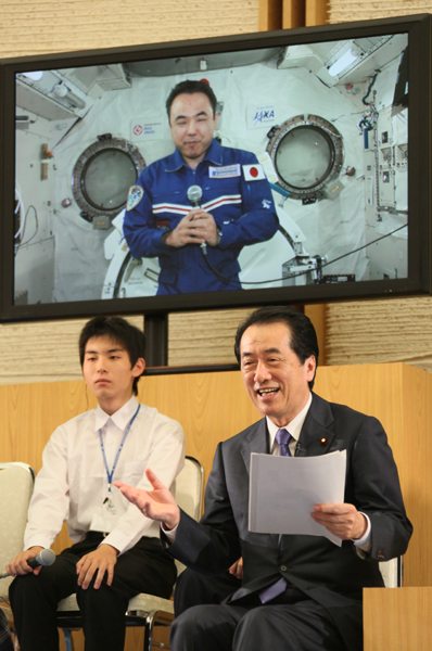 古川宇宙飛行士と交信する菅総理2