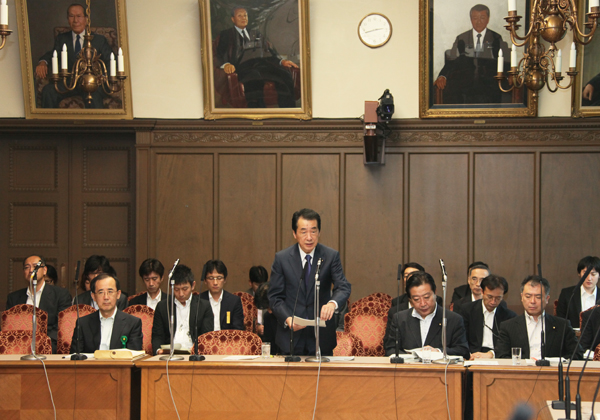 参議院財政金融委員会で答弁する菅総理1