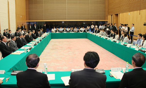 地方制度調査会で挨拶をする菅総理2