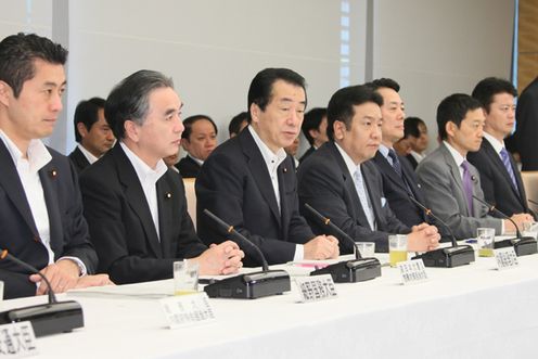 合同会合であいさつする菅総理1