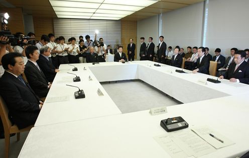 経済情勢に関する検討会合であいさつする菅総理2