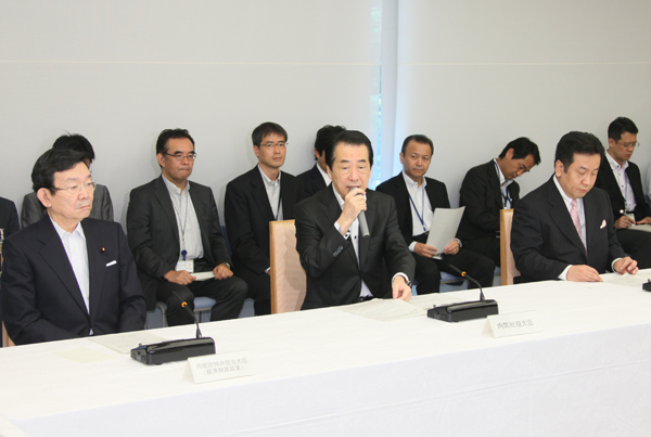 経済情勢に関する検討会合であいさつする菅総理3