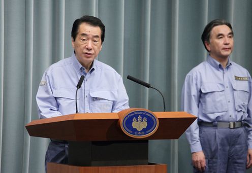 平成23年度総合防災訓練で記者会見を行う菅総理の写真２