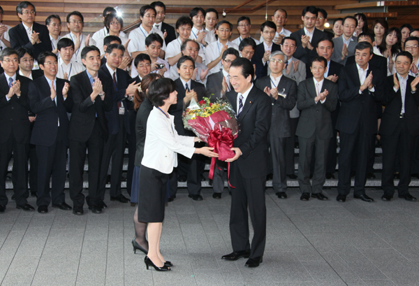 職員から花束を受ける菅総理の写真